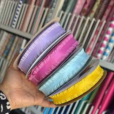 CINTA SATINADA CON VUELOS 1"X 25 YARDAS COLORES VARIOS